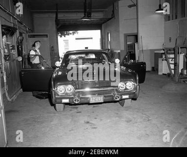 Installazione di attrezzature della White House Army Signal Agency (WHASA) in una nuova limousine. Un uomo non identificato lavora all'installazione di apparecchiature della White House Army Signal Agency (WHASA) nella nuova limousine presidenziale Lincoln-Mercury Continental. [Fotografia di Harold Sellers] Foto Stock