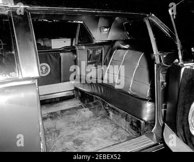 Installazione di attrezzature della White House Army Signal Agency (WHASA) in una nuova limousine. Installazione di apparecchiature della White House Army Signal Agency (WHASA) nella sede posteriore della nuova limousine presidenziale Lincoln-Mercury Continental. [Fotografia di Harold Sellers] Foto Stock