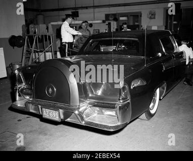 Installazione di attrezzature della White House Army Signal Agency (WHASA) in una nuova limousine. Installazione di apparecchiature della White House Army Signal Agency (WHASA) nella nuova limousine presidenziale Lincoln-Mercury Continental. Tutte le persone non sono identificate.[Fotografia di Harold Sellers] Foto Stock