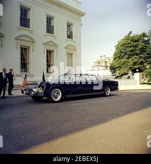 Nuova limousine presidenziale. Arrivo della nuova limousine presidenziale (Lincoln-Mercury Continental convertibile con una bolla-top), costruita dalla Ford Motor Company e personalizzata da Hess u0026 Eisenhardt. Il Direttore del Servizio Segreto degli Stati Uniti, U. E. Baughman, si trova all'estrema sinistra. North Portico, Casa Bianca, Washington, D.C.rnrn Foto Stock