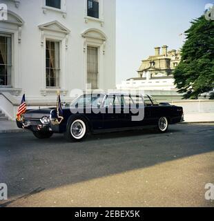 Nuova limousine presidenziale. Arrivo della nuova limousine presidenziale (Lincoln-Mercury Continental convertibile con una bolla-top), costruita dalla Ford Motor Company e personalizzata da Hess u0026 Eisenhardt. Portico Nord, Casa Bianca, Washington, D.C. Foto Stock