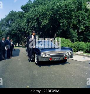 Nuova limousine presidenziale. Arrivo della nuova limousine presidenziale Lincoln-Mercury Continental costruita dalla Ford Motor Company e personalizzata da Hess u0026 Eisenhardt. Il Direttore del Servizio Segreto degli Stati Uniti, U. E. Baughman, si trova sulla sinistra. White House, Washington, D.C. Foto Stock