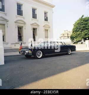 Nuova limousine presidenziale. Arrivo della nuova limousine presidenziale (Lincoln-Mercury Continental convertibile con una bolla-top), costruita dalla Ford Motor Company e personalizzata da Hess u0026 Eisenhardt. Portico Nord, Casa Bianca, Washington, D.C. Foto Stock