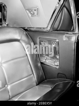 Installazione di attrezzature della White House Army Signal Agency (WHASA) in una nuova limousine. Installazione di apparecchiature della White House Army Signal Agency (WHASA) nella sede posteriore della nuova limousine presidenziale Lincoln-Mercury Continental. [Fotografia di Harold Sellers] Foto Stock