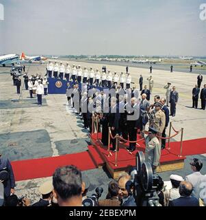 Cerimonia di arrivo per Fulbert Youlou, Presidente della Repubblica del Congo (Brazzaville), ore 12. Cerimonia di arrivo per il Presidente della Repubblica del Congo (Brazzaville) Fulbert Youlou. Sulla piattaforma: (Prima fila) il Presidente Youlou e il Presidente John F. Kennedy; (seconda fila) uomo non identificato, Ambasciatore della Repubblica del Congo (Brazzaville) Emmanuel Damongo Dadet, Segretario di Stato Dean Rusk; (Back row) interprete del Dipartimento di Stato degli Stati Uniti Edmund S. Glenn, capo del Dipartimento di Stato del protocollo Angier Biddle Duke e comandante del corpo Marino degli Stati Uniti David M. Shoup. Al Foto Stock