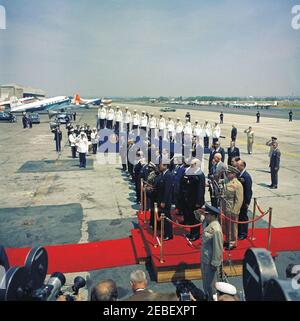 Cerimonia di arrivo per Fulbert Youlou, Presidente della Repubblica del Congo (Brazzaville), ore 12. Cerimonia di arrivo per il Presidente della Repubblica del Congo (Brazzaville) Fulbert Youlou. Sulla piattaforma: (Prima fila) il Presidente Youlou e il Presidente John F. Kennedy; (seconda fila) uomo non identificato, Ambasciatore della Repubblica del Congo (Brazzaville) Emmanuel Damongo Dadet, Segretario di Stato Dean Rusk; (Back row) interprete del Dipartimento di Stato degli Stati Uniti Edmund S. Glenn, capo del Dipartimento di Stato del protocollo Angier Biddle Duke, e comandante del corpo Marino degli Stati Uniti David M. Shoup. Nella Foto Stock