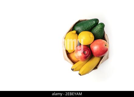 I frutti in un sacchetto di carta sono isolati su uno sfondo bianco. Foto Stock