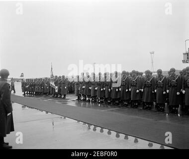 Viaggio in Europa: Arrivo a Vienna, Austria 10:50; personale della White House Army Signal Agency (WHASA) a Vienna. Guardia militare austriaca d'onore all'aeroporto di Schwechat, in Austria, per l'arrivo del presidente John F. Kennedyu0027 a Vienna per un vertice con il Premier dell'Unione Sovietica Nikita Khrushchev. Un aereo Swissair è visibile sullo sfondo. [Fotografia di Harold Sellers] Foto Stock