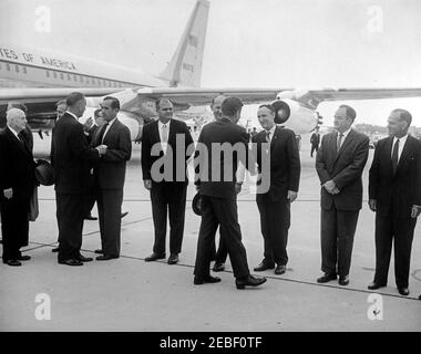 Arrivo del presidente Kennedy alla base dell'aeronautica di Andrews al suo ritorno dall'Europa, alle 9:30. Arrivo del presidente John F. Kennedy alla base dell'aeronautica di Andrews nel Maryland al suo ritorno dall'Europa. (L-R) Presidente della Camera dei rappresentanti Sam Rayburn; Vice Presidente Lyndon B. Johnson; Direttore dell'Agenzia d'informazione degli Stati Uniti (USIA) Edward R. Murrow; Vice Presidente del Postmaster Generale, H. W. u0022Billu0022 Brawley; sotto Segretario di Salute, Educazione e benessere, Ivan A. Nestingen; Presidente Kennedy; Senatore Mike Mansfield (Montana); Senatore Hubert Humphrey (Minnesota); Senatore J.W. Fulbri Foto Stock