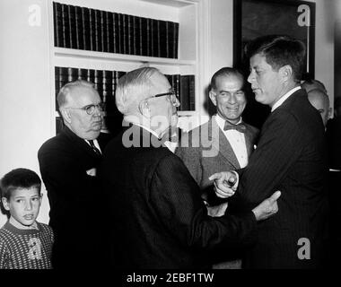 Bill Signing u2013 HR 6518 Public Law 87-41, Inter-American Social and Economic Cooperation Program Act, 9:50. Il presidente John F. Kennedy parla con l'ex presidente Harry S. Truman dopo aver firmato la legge pubblica 87-41, il programma interamericano di cooperazione sociale ed economica e la legge cilena sul programma di ricostruzione e riabilitazione. Il senatore J. W. Fulbright (Arkansas) si trova tra Kennedy e Truman; altri non identificati. Ufficio ovale, Casa Bianca, Washington, D.C. Foto Stock