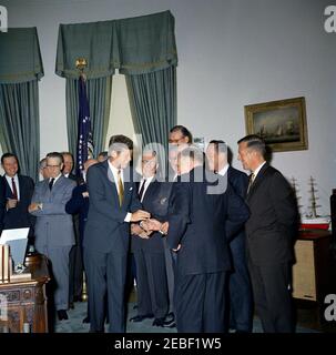 Bill Signing u2013 HR 6518 Public Law 87-41, Inter-American Social and Economic Cooperation Program Act, 9:50. Il presidente John F. Kennedy consegna la penna all'ex presidente Harry S. Truman (nascosto) dopo la firma della legge pubblica 87-41, del programma interamericano di cooperazione sociale ed economica e del cileno di ricostruzione e del programma di riabilitazione atto. Altri, L-R: Il congressista Armistead I. Selden, Jr. (Alabama); il congressista otto Passman (Louisiana); il congressista Gerald R. Ford, Jr., del Michigan (sul retro); il senatore George D. Aiken del Vermont (betwee Foto Stock