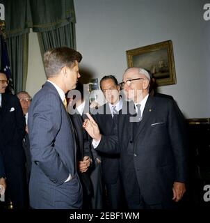 Bill Signing u2013 HR 6518 Public Law 87-41, Inter-American Social and Economic Cooperation Program Act, 9:50. Il presidente John F. Kennedy parla con l'ex presidente Harry S. Truman dopo aver firmato la legge pubblica 87-41, il programma interamericano di cooperazione sociale ed economica e la legge cilena sul programma di ricostruzione e riabilitazione. Il membro del Congresso Chester E. Merrow (New Hampshire) e il senatore Thomas H. Kuchel (California) guardano sopra. Ufficio ovale, Casa Bianca, Washington, D.C. Foto Stock