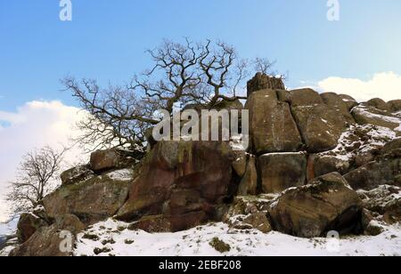 Formazione rocciosa nel Derbyshire conosciuta come Robin Hoods Stride Foto Stock