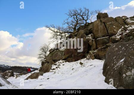 Walker a Robin Hoods Stride vicino a Winster nel Derbyshire Distretto di picco Foto Stock