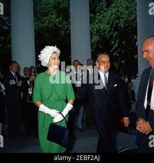 Pranzo in onore del Principe Rainier III e della Principessa Grazia di Monaco, alle 13:00. Arrivo degli ospiti per pranzo in onore del Principe Ranier III e della Principessa Grazia di Monaco (attrice Grace Kelly). L'assistente presidenziale Dave Powers (R) si leva con la principessa Grace e il principe Ranier. Il fotografo del National Park Service (NPS), Abbie Rowe, si trova sul retro (a sinistra del principe Ranier). Portico Nord, Casa Bianca, Washington, D.C. Foto Stock