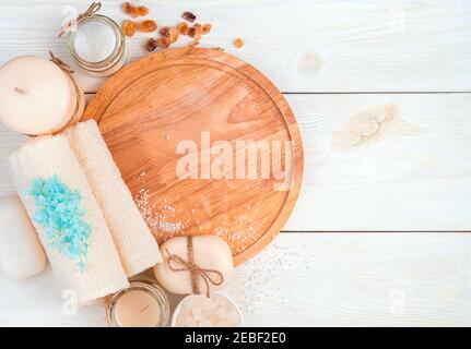 Accessori per tavola e spa su sfondo bianco. Foto Stock