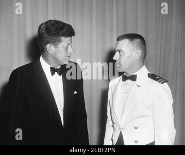 White House News Photographers Association (WHNPA) cena, 19:37 PM. White House News Photographers Association (WHNPA) cena. Il presidente John F. Kennedy con un tenente della Marina degli Stati Uniti non identificato. Sheraton Park Hotel, Washington, D.C. Foto Stock