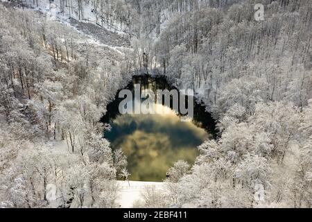 Vista aerea su un Tarn incredibile nella valle di Szalajka vicino Szilvasvarad Ungheria. Una parte del parco nazionale di Bukk. Splendida vista invernale con neve fresca. Foto Stock