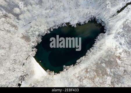Vista aerea su un Tarn incredibile nella valle di Szalajka vicino Szilvasvarad Ungheria. Una parte del parco nazionale di Bukk. Splendida vista invernale con neve fresca. Foto Stock