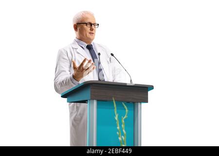 Medico maturo che dà un discorso ad una conferenza isolata sopra sfondo bianco Foto Stock
