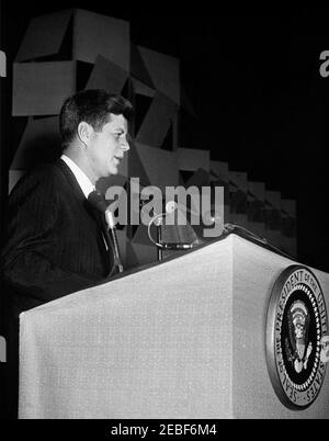 Indirizzo all'Associazione Nazionale delle emittenti (NAB), 11:10. Il presidente John F. Kennedy si rivolge alla convenzione dell'Associazione nazionale delle emittenti (NAB). Sheraton Park Hotel, Washington, D.C. Foto Stock