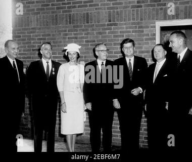 Indirizzo all'Associazione Nazionale delle emittenti (NAB), 11:10. Convenzione dell'Associazione nazionale delle emittenti radiotelevisive (NAB). L-R: Direttore dello Sheraton Park Hotel, George D. Johnson; comandante dell'astronauta Alan B. Shepard, Jr.; Louise Brewer Shepard (moglie del comandante Shepard); non identificato; presidente John F. Kennedy; non identificato; vicepresidente Lyndon B. Johnson. Sheraton Park Hotel, Washington, D.C. Foto Stock