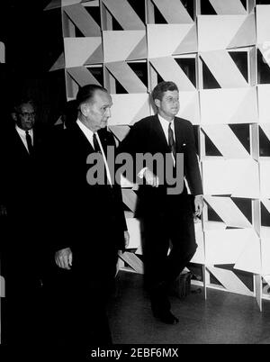 Indirizzo all'Associazione Nazionale delle emittenti (NAB), 11:10. Il presidente John F. Kennedy e il direttore dello Sheraton Park Hotel, George D. Johnson (davanti a sinistra), allo Sheraton Park Hotel per la convenzione dell'Associazione Nazionale delle emittenti (NAB). Washington, D.C. Foto Stock