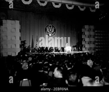 Indirizzo all'Associazione Nazionale delle emittenti (NAB), 11:10. Un ampio colpo di auditorium come il presidente John F. Kennedy si rivolge alla convenzione dell'Associazione Nazionale delle emittenti (NAB). Sheraton Park Hotel, Washington, D.C. Foto Stock