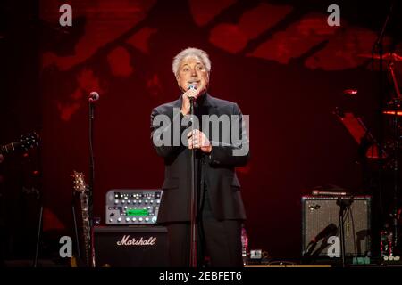 Sir Tom Jones si esibisce dal vivo durante il concerto di musica per Marsden alla O2 Arena di Greenwich, Londra. Foto Stock