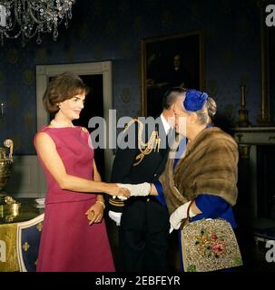 Accoglienza della First Lady Jacqueline Kennedyu0027s (JBK) per le mogli dei membri della American Society of Newspaper Editors (ASNE). La First Lady Jacqueline Kennedy accoglie gli ospiti prima di un ricevimento per le mogli dei membri della American Society of Newspaper Editors nella Blue Room, White House, Washington, D.C. Foto Stock