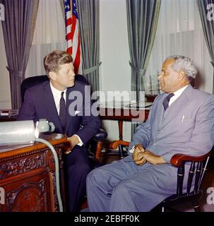 Incontro con Norman Manley, Premier della Giamaica, 15:40. Il presidente John F. Kennedy incontra il Premier della Giamaica Norman Manley nell'Ufficio ovale, Casa Bianca, Washington, D.C. Foto Stock