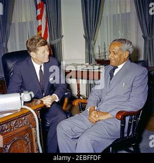 Incontro con Norman Manley, Premier della Giamaica, 15:40. Il presidente John F. Kennedy incontra il Premier della Giamaica Norman Manley nell'Ufficio ovale, Casa Bianca, Washington, D.C. Foto Stock