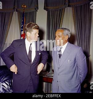 Incontro con Norman Manley, Premier della Giamaica, 15:40. Il presidente John F. Kennedy incontra il Premier della Giamaica Norman Manley nell'Ufficio ovale, Casa Bianca, Washington, D.C. Foto Stock