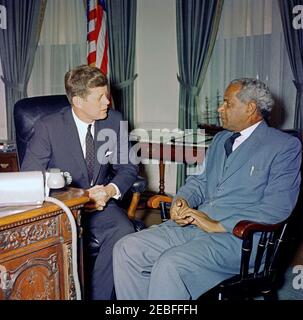 Incontro con Norman Manley, Premier della Giamaica, 15:40. Il presidente John F. Kennedy incontra il Premier della Giamaica Norman Manley nell'Ufficio ovale, Casa Bianca, Washington, D.C. Foto Stock