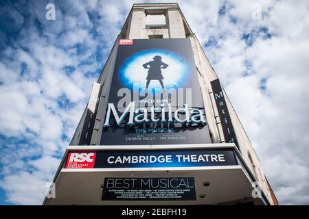 Il Cambridge Theatre, la casa di Roald Dahls Matilda che è chiuso a causa della pandemia Covid-19, e difficilmente si aprirà presto a meno che le linee guida del governo non cambiano, Seven Dials, Londra. Foto Stock