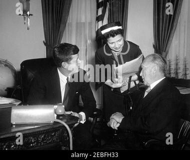 Incontro con Konrad Adenauer, Cancelliere della Germania occidentale, ore 9:57. Il presidente John F. Kennedy incontra il Cancelliere della Germania occidentale Konrad Adenauer nell'Ufficio ovale della Casa Bianca, Washington, D.C. tra di loro c'è l'interprete Nora Lejins, Capo assistente dei servizi linguistici del Dipartimento di Stato. Foto Stock