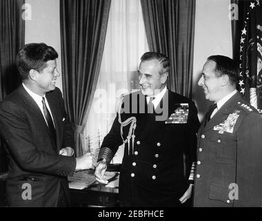 Incontro con l'ammiraglio della flotta Lord Louis Mountbatten, 1° conte Mountbatten di Birmania, 10:25. Il presidente John F. Kennedy incontra il capo del personale di difesa delle forze armate britanniche Lord Louis Mountbatten, primo conte Mountbatten di Birmania (centro) e il presidente dei capi congiunti del personale generale Lyman Lemnitzer (destra) nell'ufficio ovale, Casa Bianca, Washington, D.C. Foto Stock