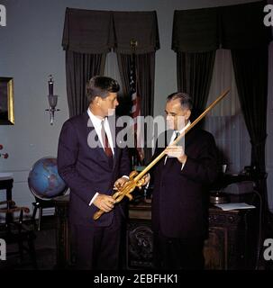 Presentazione della American Cancer Societyu0027s u0022Sword di Hopeu0022 al Presidente Kennedy, 10:40. Un rappresentante non identificato della Società americana del cancro presenta il presidente John F. Kennedy con la spada di speranza della Società americana del cancro nell'ufficio ovale, Casa Bianca, Washington, D.C. Foto Stock