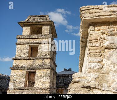 La Torre di osservazione del Palazzo presso le rovine Maya di Palenque, un sito patrimonio dell'umanità dell'UNESCO, a Chiapas, Messico Foto Stock