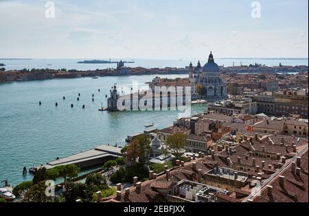 Vista dalla torre di San Marco sulla Basilica di Santa Maria della Salute e Punta della Dogana, Venezia, Veneto, Italia Foto Stock