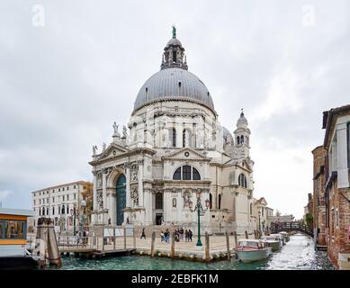 Esterno della Basilica di Santa Maria della Salute, Venezia, Veneto, Italia Foto Stock