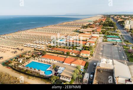 Veduta aerea della spiaggia di Marina di Pietrasanta al mattino presto in Versilia, Toscana, Italia Foto Stock