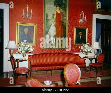 Sala da pranzo statale, Sala Est, Sala Verde, Sala Blu, Sala Rossa, tavoli e composizioni floreali per cena privata in onore del Principe e della Principessa Stanislaw Albrecht Radziwill. Sala Rossa, con composizioni floreali per una cena privata in onore del principe Stanisu0142aw Albrecht (Stanislas Albert) Radziwiu0142u0142 della Polonia e della principessa Lee Bouvier Radziwiu0142u0142. Tre ritratti appesi alla parete: Ritratto di Andrew Jackson a sinistra; ritratto di Grace Goodhue Coolidge al centro, dipinto da Howard Chandler Christy; ritratto di James Madison a destra, dipinto da Edgar Parker, copiato dal ritratto o Foto Stock