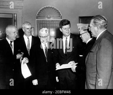 Visita dei rappresentanti dei veterani della prima guerra mondiale (prima guerra mondiale). Visita dei rappresentanti dei Veterani della prima guerra mondiale. L-R: Colonnello W. E. Leonard della D.C. Veterans Organization; membro del Congresso Fred Marshall (Minnesota); Direttore nazionale dei Veterani della prima guerra mondiale, Melvin D. Eddy; presidente John F. Kennedy; Comandante nazionale dei veterani della prima guerra mondiale, John E. Erickson; membro del Congresso Winfield K. Denton (Indiana). Ufficio ovale, Casa Bianca, Washington, D.C.rnrn Foto Stock