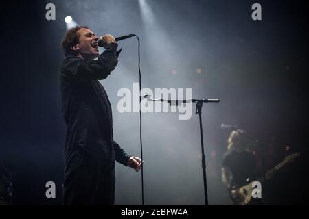 Jonas Bjerre, cantante della rock band danese Mew, al Roundhouse di Londra Foto Stock