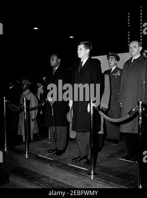 Cerimonia di arrivo per Kwame Nkrumah, presidente del Ghana, 15:43. Il presidente John F. Kennedy partecipa alle cerimonie di arrivo in onore del presidente della Repubblica del Ghana, Osagyefo Dr. Kwame Nkrumah. Sulla piattaforma (L-R): Presidente Nkrumah; Presidente Kennedy; Presidente dei Capi di Stato congiunti, Generale Lyman Lemnitzer; Segretario di Stato, Dean Rusk. Anche nella foto: Assistente capo del protocollo per visite ed eventi pubblici, Samuel L. re. Hangar n. 10, Terminal del Servizio militare di trasporto aereo (MATS), Aeroporto Nazionale di Washington, Washington, D.C. Foto Stock