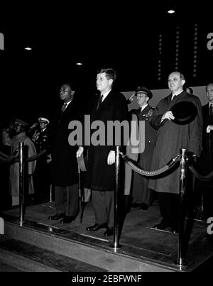 Cerimonia di arrivo per Kwame Nkrumah, presidente del Ghana, 15:43. Il presidente John F. Kennedy partecipa alle cerimonie di arrivo in onore del presidente della Repubblica del Ghana, Osagyefo Dr. Kwame Nkrumah. Su piattaforma (L-R): Presidente Nkrumah; Presidente Kennedy; Presidente dei Capi di Stato Uniti, Generale Lyman Lemnitzer; Segretario di Stato, Dean Rusk; Capo del protocollo, Angier Biddle Duke. Anche nella foto: Naval Aide al presidente, Comandante Tazewell Shepard. Hangar n. 10, Terminal del Servizio militare di trasporto aereo (MATS), Aeroporto Nazionale di Washington, Washington, D.C. Foto Stock