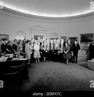 Visita dei vincitori del 20° annual Science Talent Search, ore 12:05. Visita dei vincitori del 20° concorso annuale di ricerca del talento scientifico della Westinghouse (Science Service). L-R: Ragazzo non identificato; Harriet Jane Fell; Eloise Ann Melson; Rita Carol Manak; Laura sue Kaufman (davanti); Mary sue Wilson (nascosto dietro Kaufman); James Michael Hosford; diverse persone non identificate dietro; Mary Ann Cecere; Anna Marie Harkins; Vicepresidente Lyndon B. Johnson; Robert Marlrod di fronte a Johnson; Ragazzo non identificato (sopra la spalla di Johnsonu2019s); Ann Mayer; Wayne Lester Hubbell (dietro, direttamente dietro ma Foto Stock