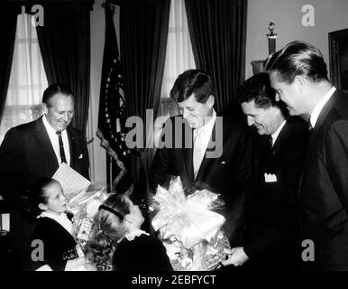 Visita dei rappresentanti del Gruppo della Campagna del Sigillo di Pasqua, ORE 12:25. Visita dei rappresentanti della Campagna del Sigillo di Pasqua. National Easter Seal Chairman Art Linkletter; Easter Seal Twins, Paula e Patricia Webber (Sumter, South Carolina); il presidente John F. Kennedy; il presidente della National Society for Cripled Children and Adults, Joseph Foss (Sioux Falls, South Dakota); il governatore della Carolina Ernest Hollings. Ufficio ovale, Casa Bianca, Washington, D.C. Foto Stock