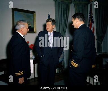 Cerimonia di ritiro per il Lt. Charles J. Langello, Ufficio dell'Aide Navale. Il presidente John F. Kennedy incontra il suo assistente in pensione presso l'Aide Navale al presidente tenente Charles J. Langello presso l'Ufficio ovale della Casa Bianca, Washington, D.C.. (L-R) il tenente Langello; il presidente Kennedy; Naval Aide al presidente Tazewell Shepard, Jr Foto Stock